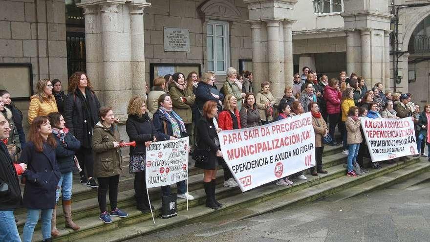 Las trabajadoras de Ayuda en el Hogar ayer, ante el concello. // Iñaki Osorio