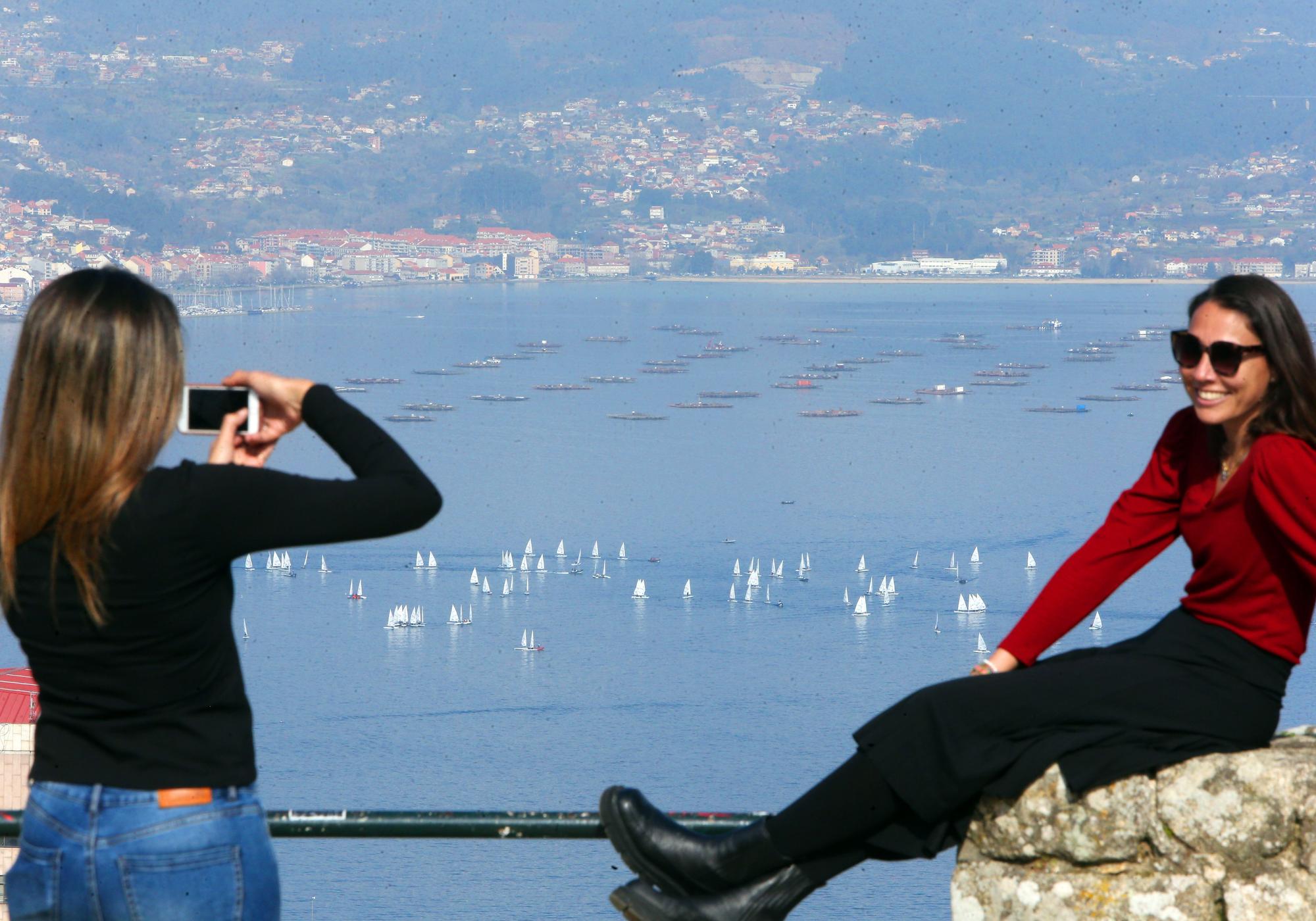 Un espectacular mar de velas en la ría de Vigo