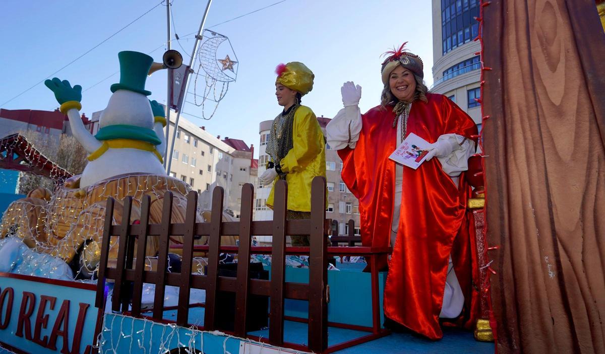 Mucho colorido y más caramelos en la Cabalgata de los Reyes Magos en Vigo