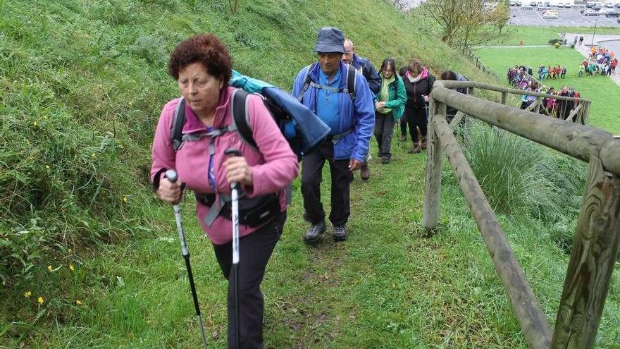 Los participantes en la ruta que recorrió la villa de Navia y sus alrededores.