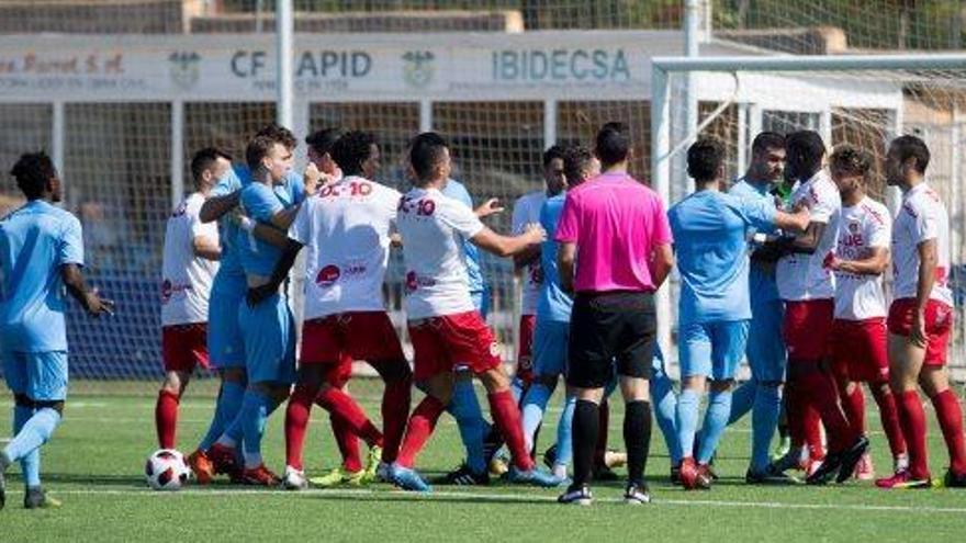 Varios momentos de un encuentro no exento de tensión disputado en el estadio de Can Misses entre la UD Ibiza y el CD Ibiza.