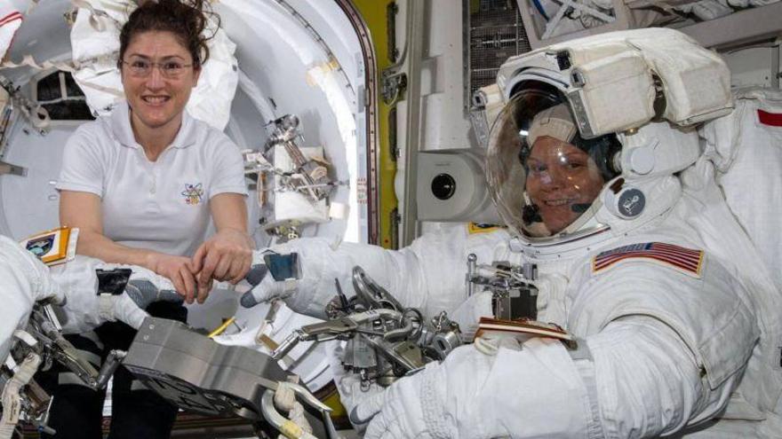 Candelado el primer paseo espacial de mujeres por falta de trajes