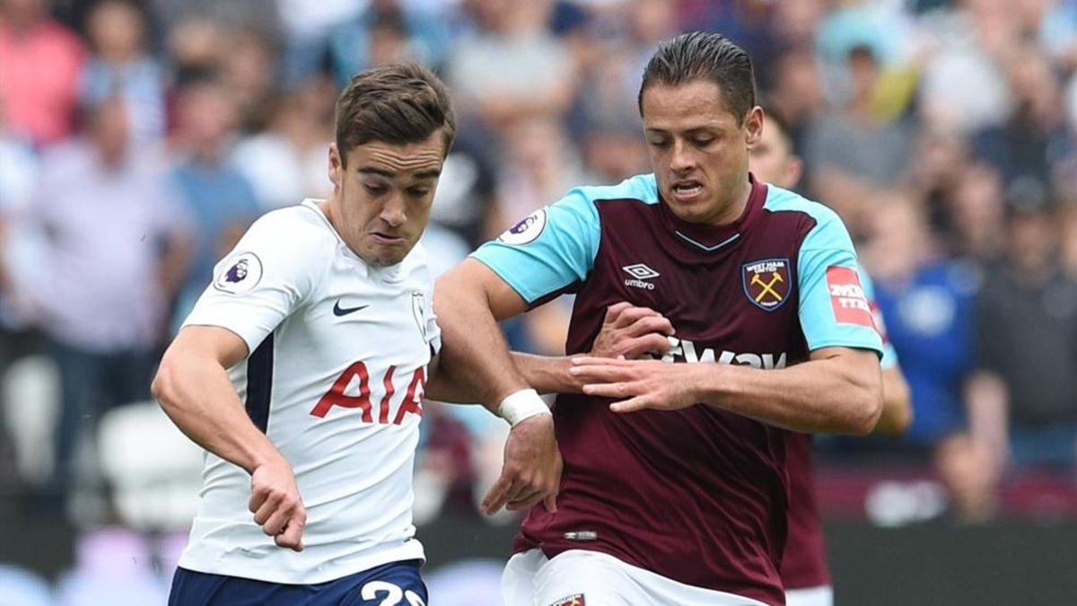 Chicharito en un partido con West Ham frente al Tottenham