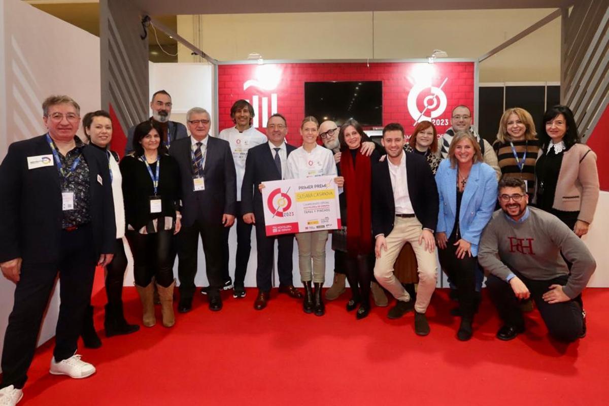 La delegación de Zaragoza posa con la ganadora