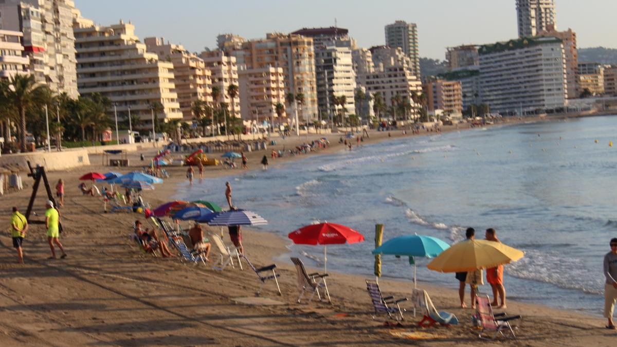 Imagen del pasado verano de la orilla de la playa del Arena-Bol ocupada al amanecer con sombrillas y hamacas