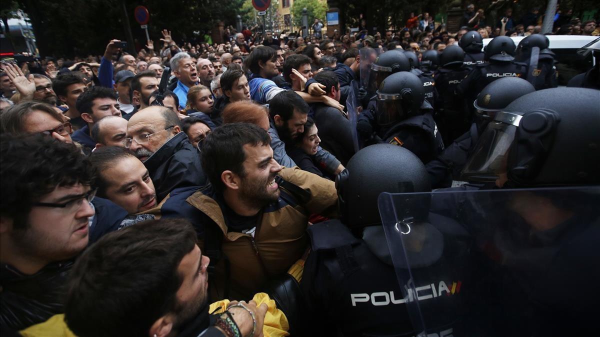zentauroepp40366229 spanish national police pushes away pro referendum supporter171001100610