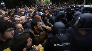 zentauroepp40366229 spanish national police pushes away pro referendum supporter171001100610
