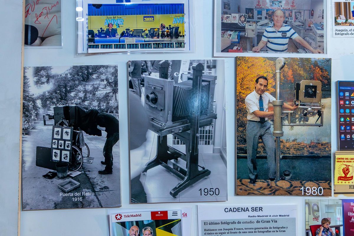 Como su padre y su abuelo, Joaquín lleva toda la vida haciendo fotografías de carnet.