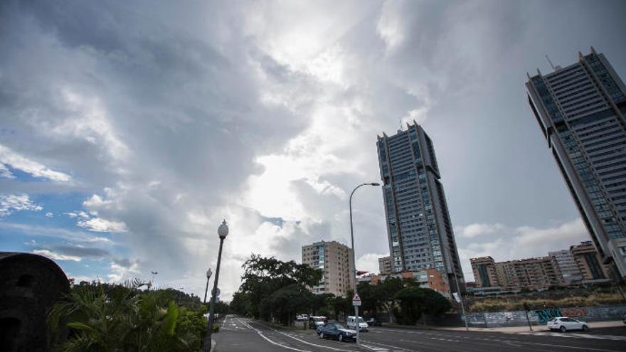 Lunes con cielos nubosos y descenso de temperaturas en Canarias