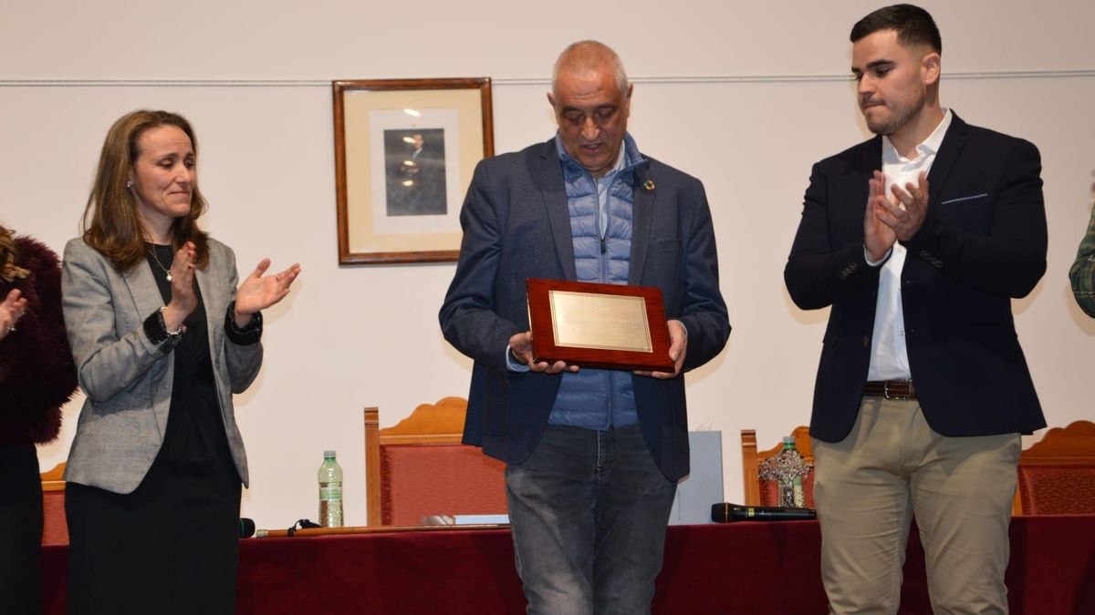 Madejón, (derecha), junto a Carlos Carlos que recibió una placa, en agradecimiento a su labor.
