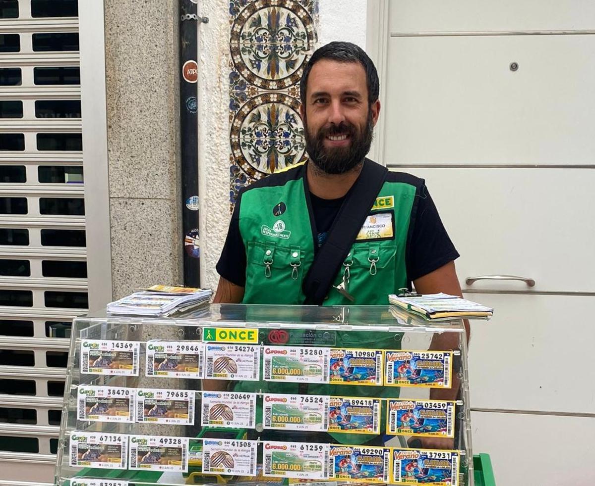Francisco Esteve, vendedor de la ONCE en Torremolinos.
