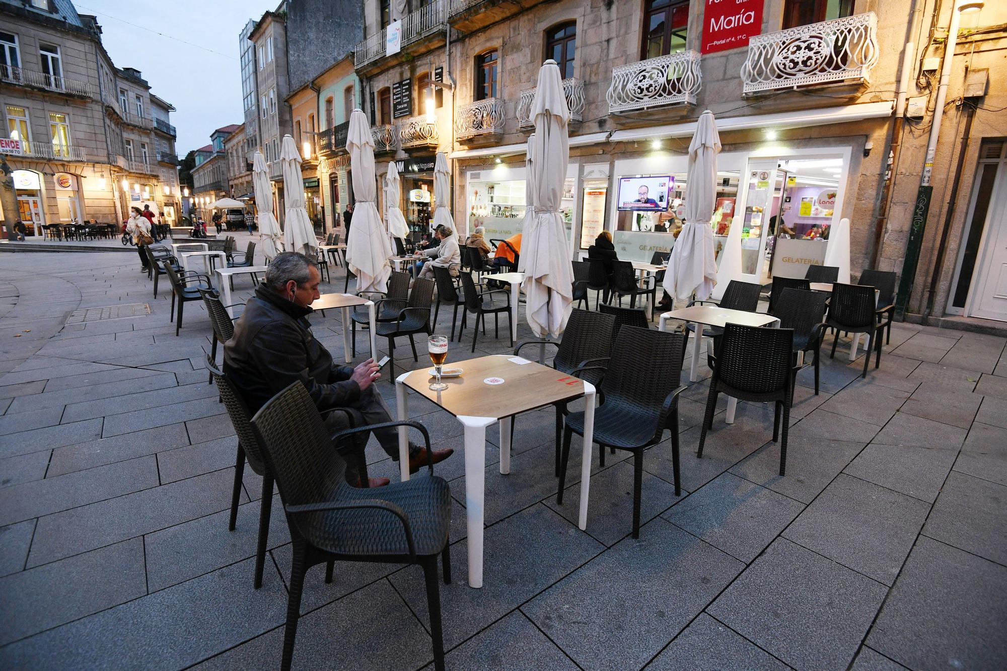 Terrazas vacías en Pontevedra en los días previos al cierre de la hostelería