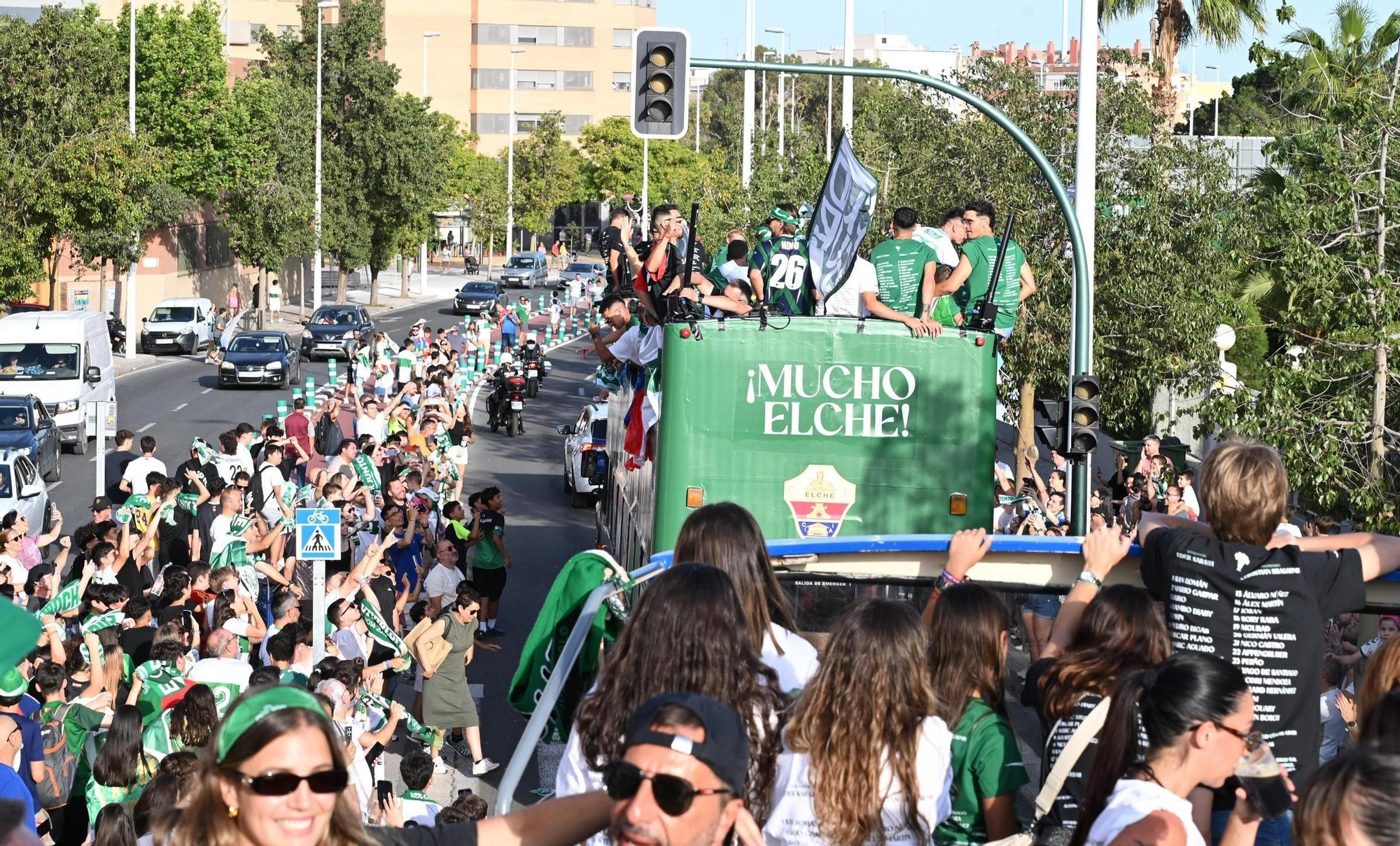 El Elche CF celebra el ascenso a Primera con una rúa en autobús hasta la Plaça de Baix
