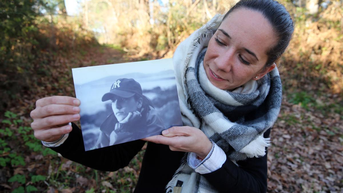 Rosa Fernández-Cervera muestra una foto de su hermana Déborah.
