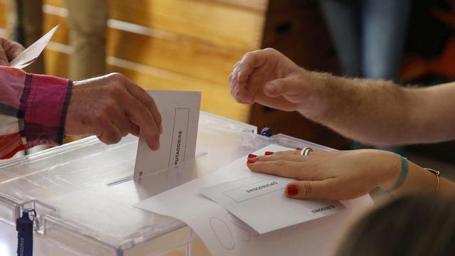 Votación en el colegio Sagrada Familia de Madrid