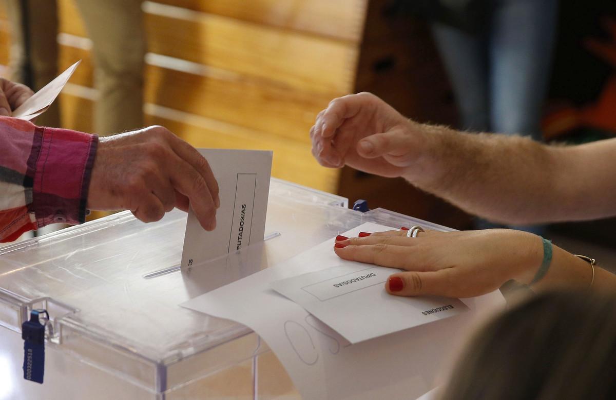 Momento de la fotación en un colegio electoral. 