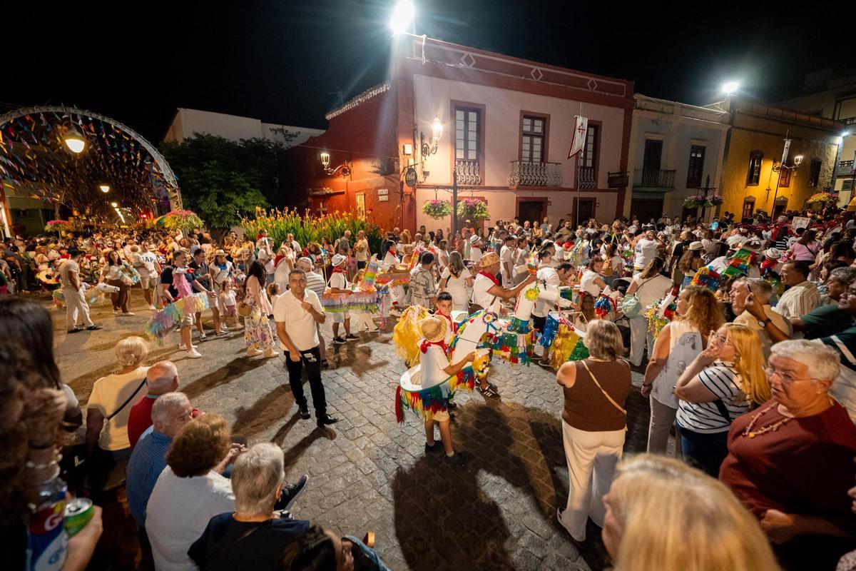 Ante la iglesia de Santiago, donde tuvo lugar la tradicional quema de la silueta de un gran caballo