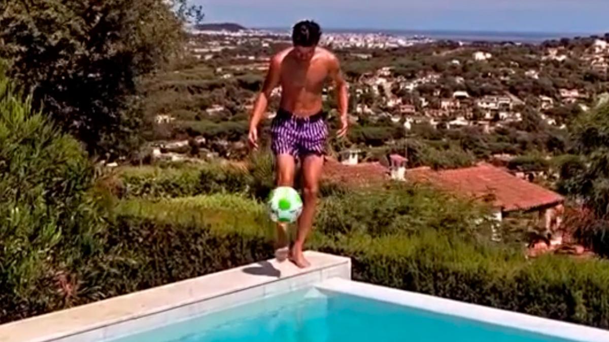 Riqui Puig se luce en el borde de su piscina con uno milimétricos toques