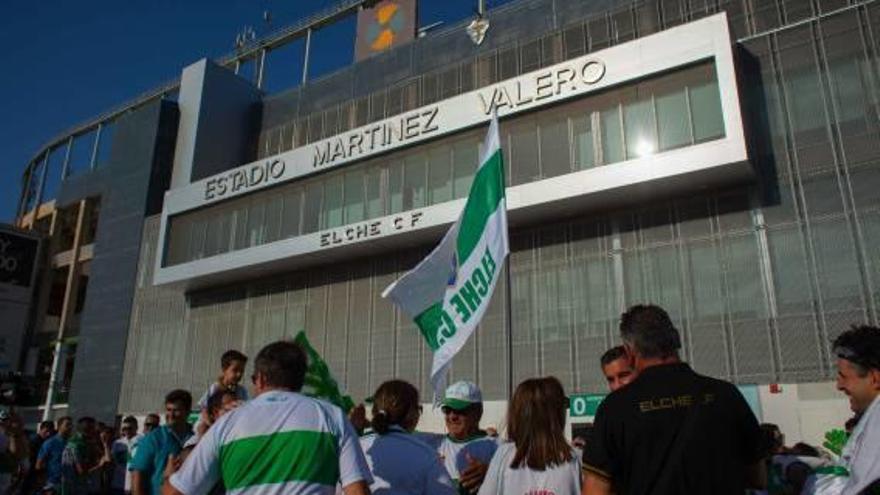 Fachada del estadio Martínez Valero, ayer, antes de la concentración que organizó la Plataforma «Salvemos al Elche».