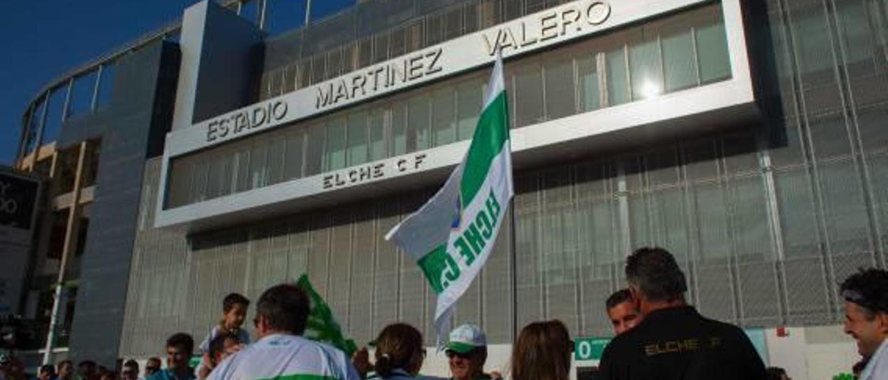 Fachada del estadio Martínez Valero, ayer, antes de la concentración que organizó la Plataforma «Salvemos al Elche».