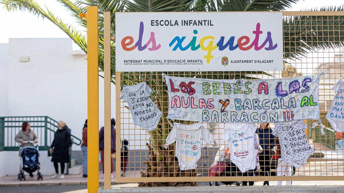 Pancartas de protesta en la escuela municipal Els Xiquets.