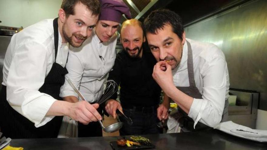 Diego y Ana López, Lucas Requejo y Javier Olleros, ayer, en la cocina de La Molinera.  // Bernabé/Javier Lalín