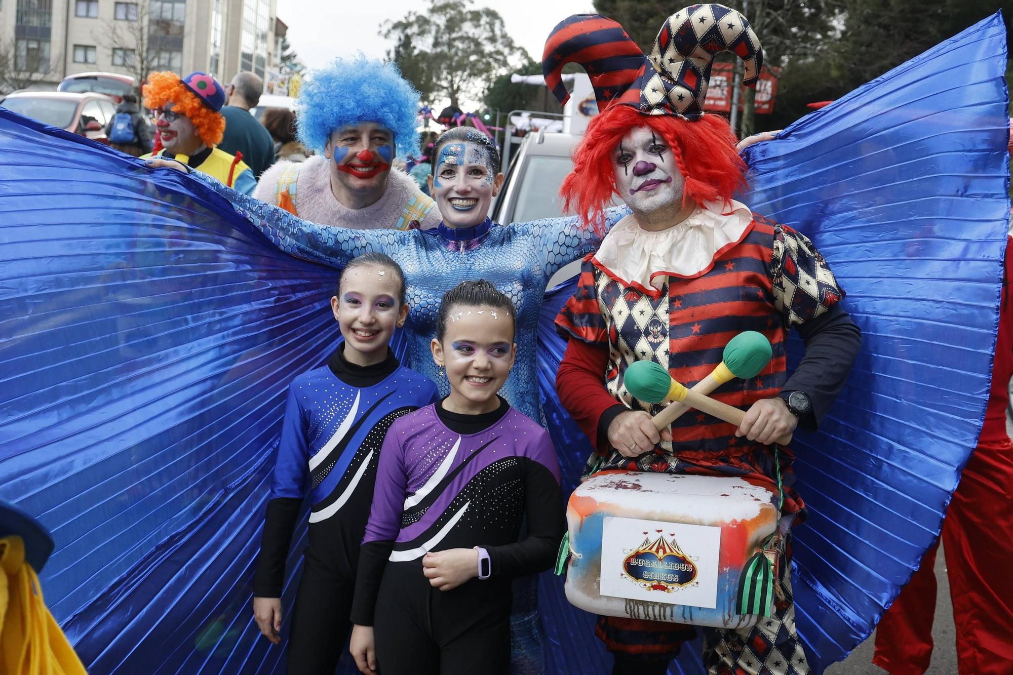 Santiago disfruta del tradicional desfile de Martes de Entroido