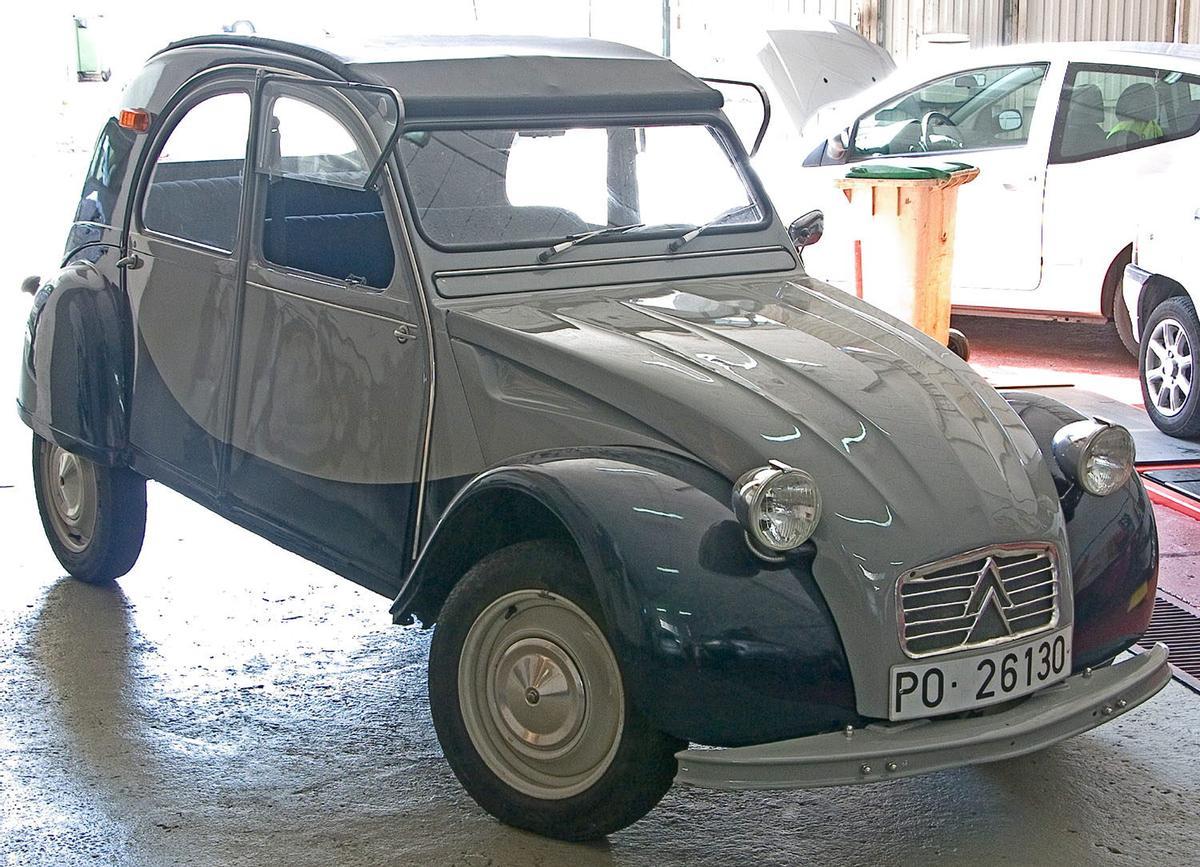 Un Citroën 2CV, el primer turismo que se fabricó en Vigo.