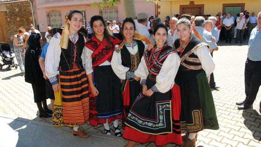 Jóvenes de Rabanales, que actuarán de &quot;modelos&quot; en la pasarela del sábado.