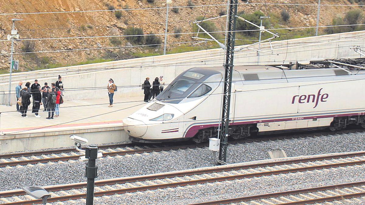 Viajeros en la estación del AVE en Otero de Sanabria.