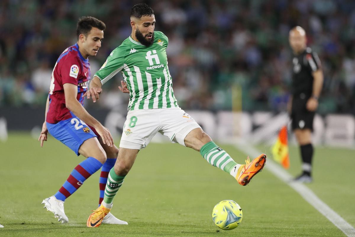 SEVILLA, 07/05/2022.- El centrocampista francés del Real Betis, Nabil Fekir, y el defensa del Barcelona Eric García, durante el partido de la jornada 35 de LaLiga Santander que Real Betis y FC Barcelona disputan este sábado en el estadio Benito Villamarín, en Sevilla. EFE/José Manuel Vidal