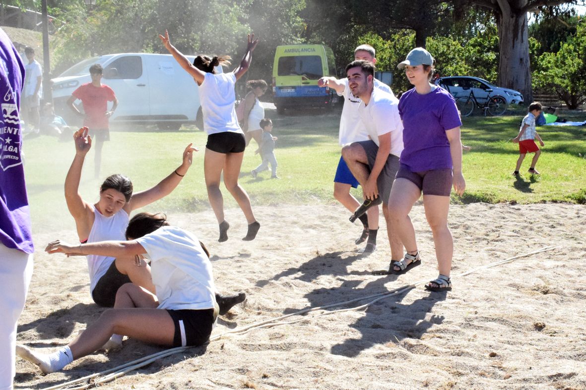 Las Olimpiadas de Aldea hacen de la playa de Vilarello la fusión de deporte y tradición