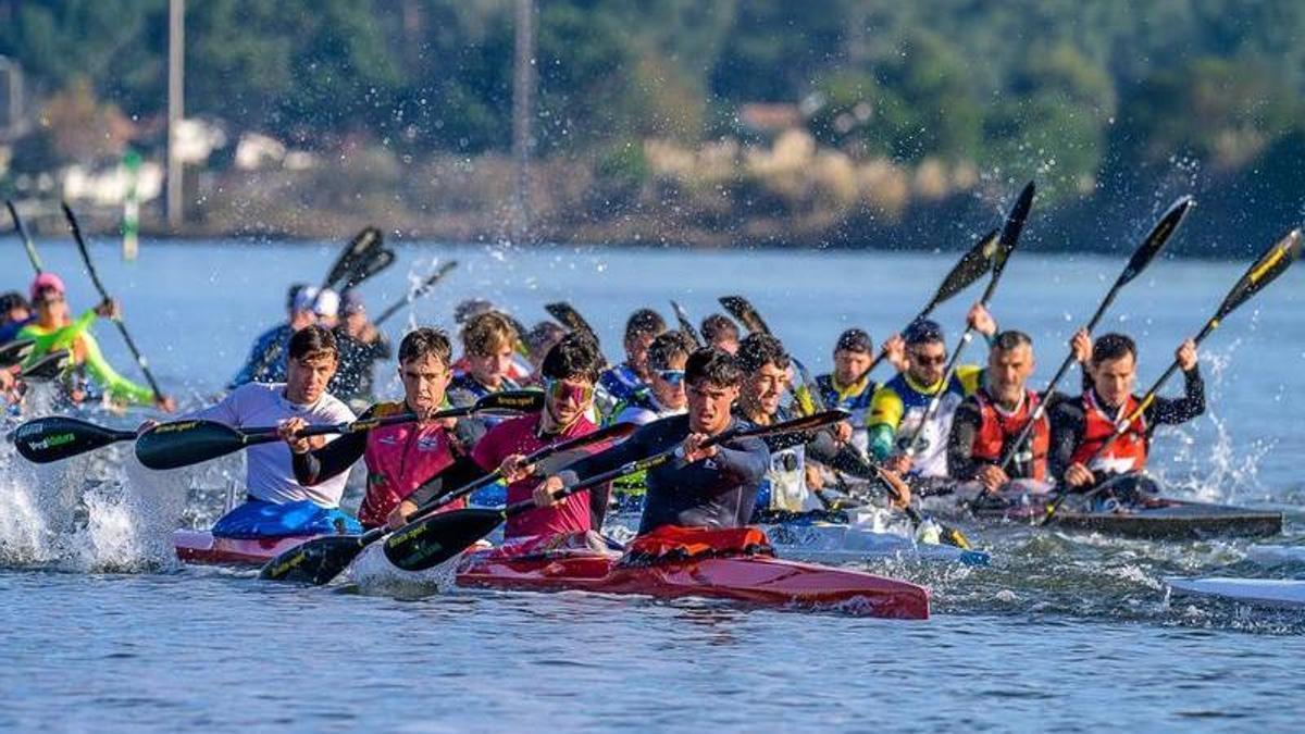 El palista de Algemesí Marc Martínez, de blanco, durante la prueba con los compañeros de embarcación.