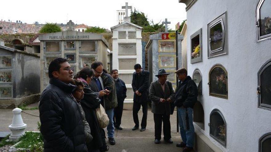 Concentració de representants de la comunitat jesuïta boliviana davant la tomba d&#039;Espinal a La Paz, ahir