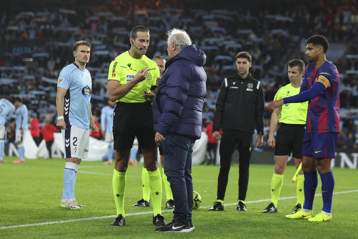 El delegado Carlos Nabval habla con el árbitro Alberola Rojas para comunicarle que Marc Casadó era sustituido de la alineación por Dani Olmo antes de empezar el partido.