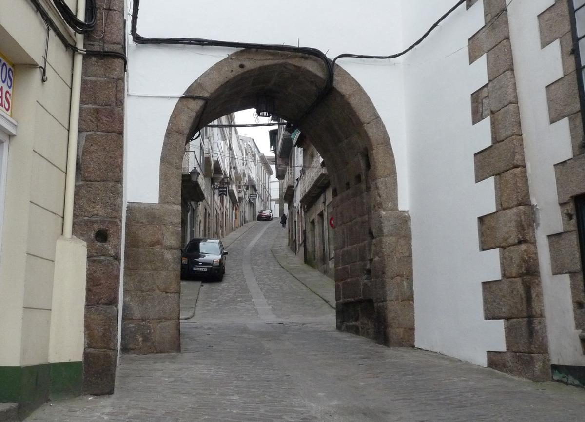 Vehículos en el casco histórico de Betanzos.