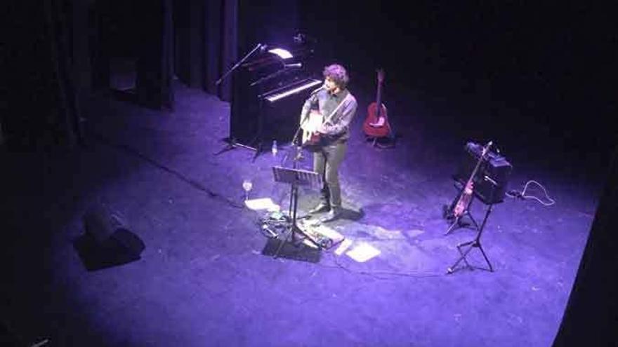 Edu Jerez durante su intervención en el Teatro Latorre.