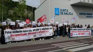 Concentración ante la Xunta en A Coruña por la "dignidad laboral y salarial" en sectores de atención a discapacidad y menores