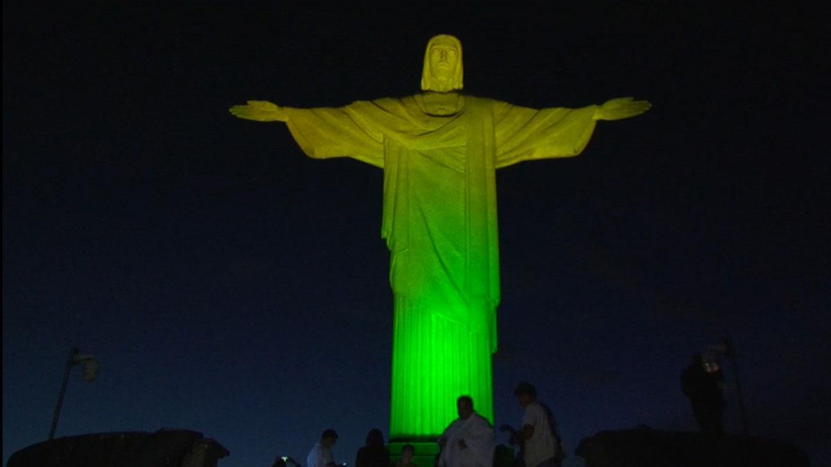 El Cristo Redentor de Río de Janeiro se ilumina como símbolo de la lucha contra la corrupción.