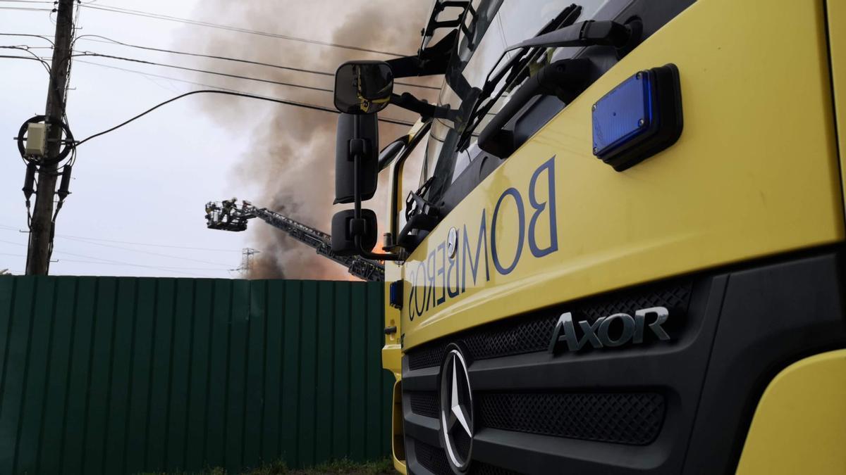 Vint-i-tres dotacions de bombers treballen en l’incendi de la fàbrica de Girona