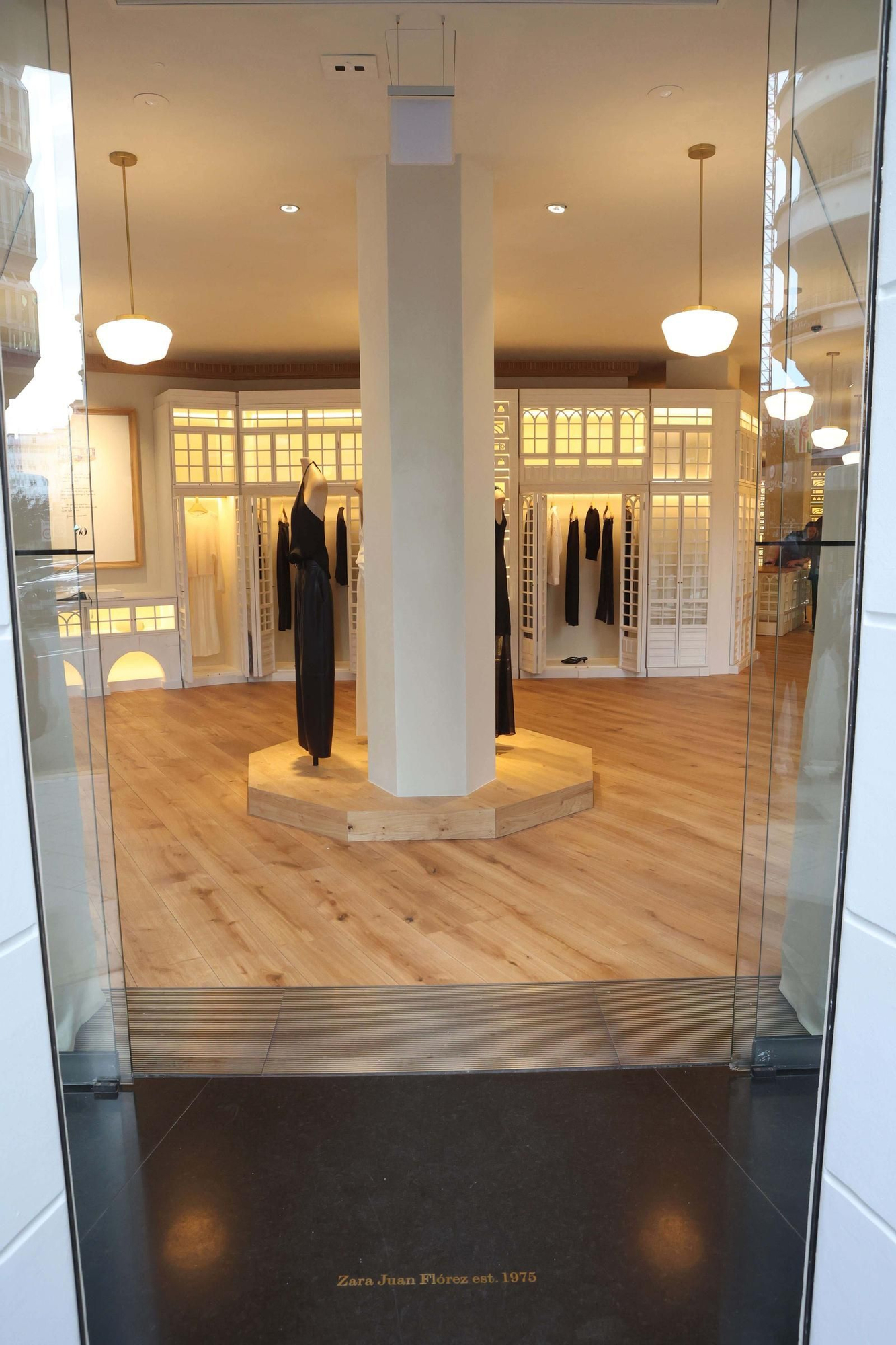 Reinauguración de la primera tienda de Zara: un homenaje a la Marina y una colección exclusiva