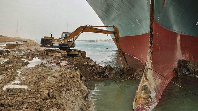 Una excavadora retira terra del buc encallat al canal.