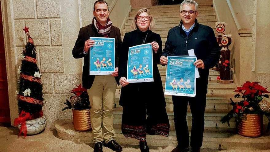 Enrique Cabaleiro, Sonsoles Vicente y José Monte, en el Concello de Tui, tras la presentación. // E. G.