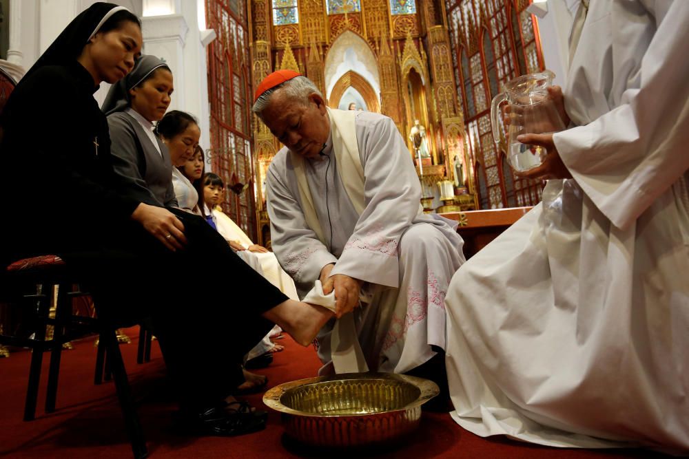 Un cardenal lava los pies de su congregación en Hanoi, Vietnam.