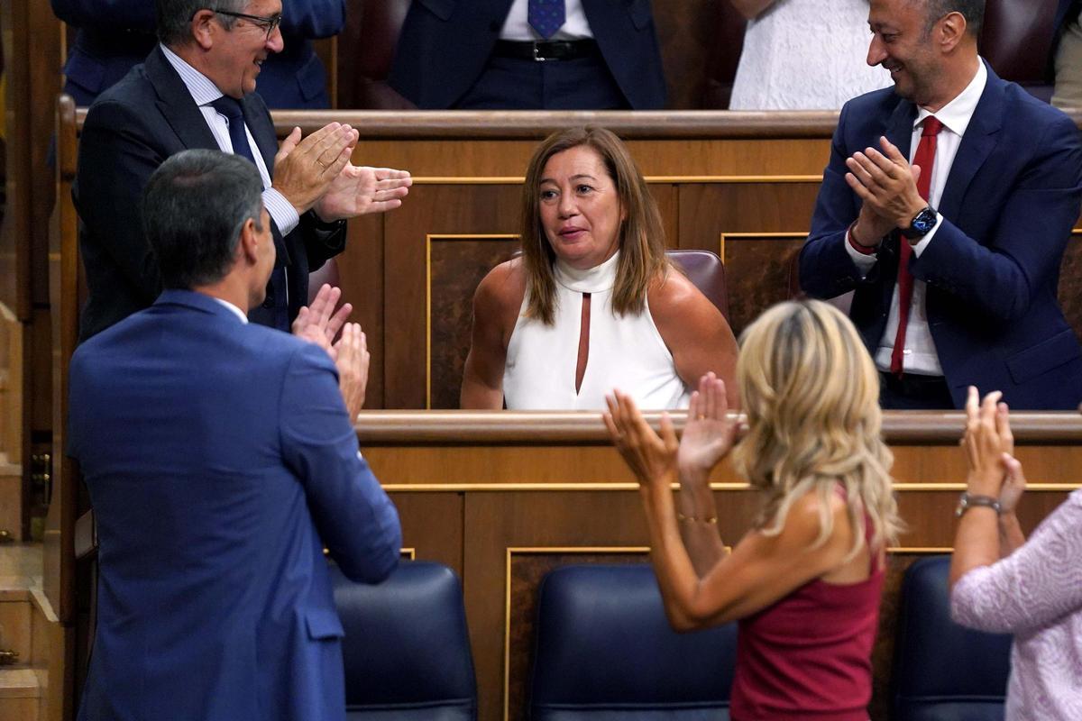 La socialista Francina Armengol recibe aplausos tras ser elegida jefa del Congreso, el 17 de agosto del 2023.