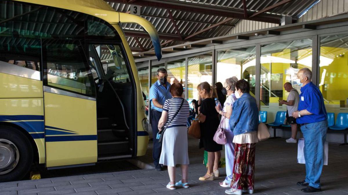 La Junta anuncia descuentos del 30% en los coches de línea.