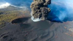 Una empresa ofereix viatges llampec per volar a La Palma a veure el volcà