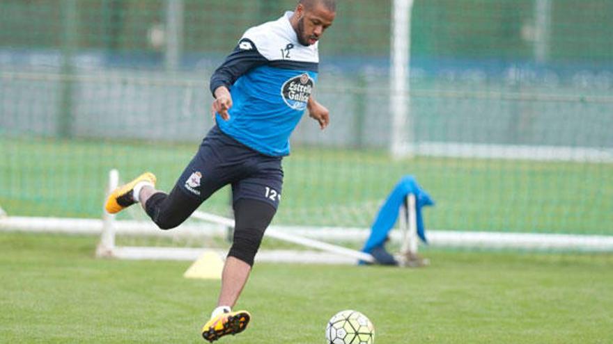 Sidnei, en el entrenamiento de este lunes en Abegondo.