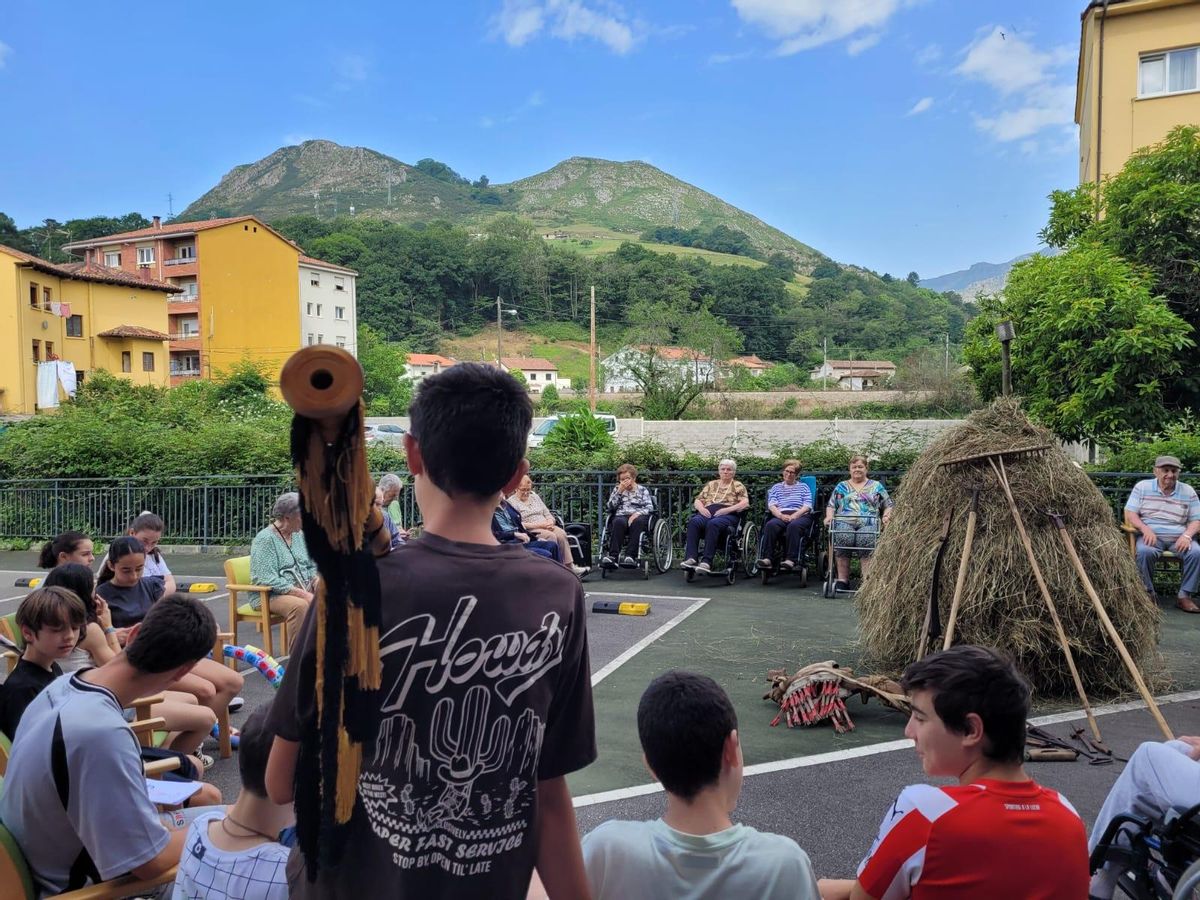 El encuentro entre estudiantes y mayores en Arriondas.