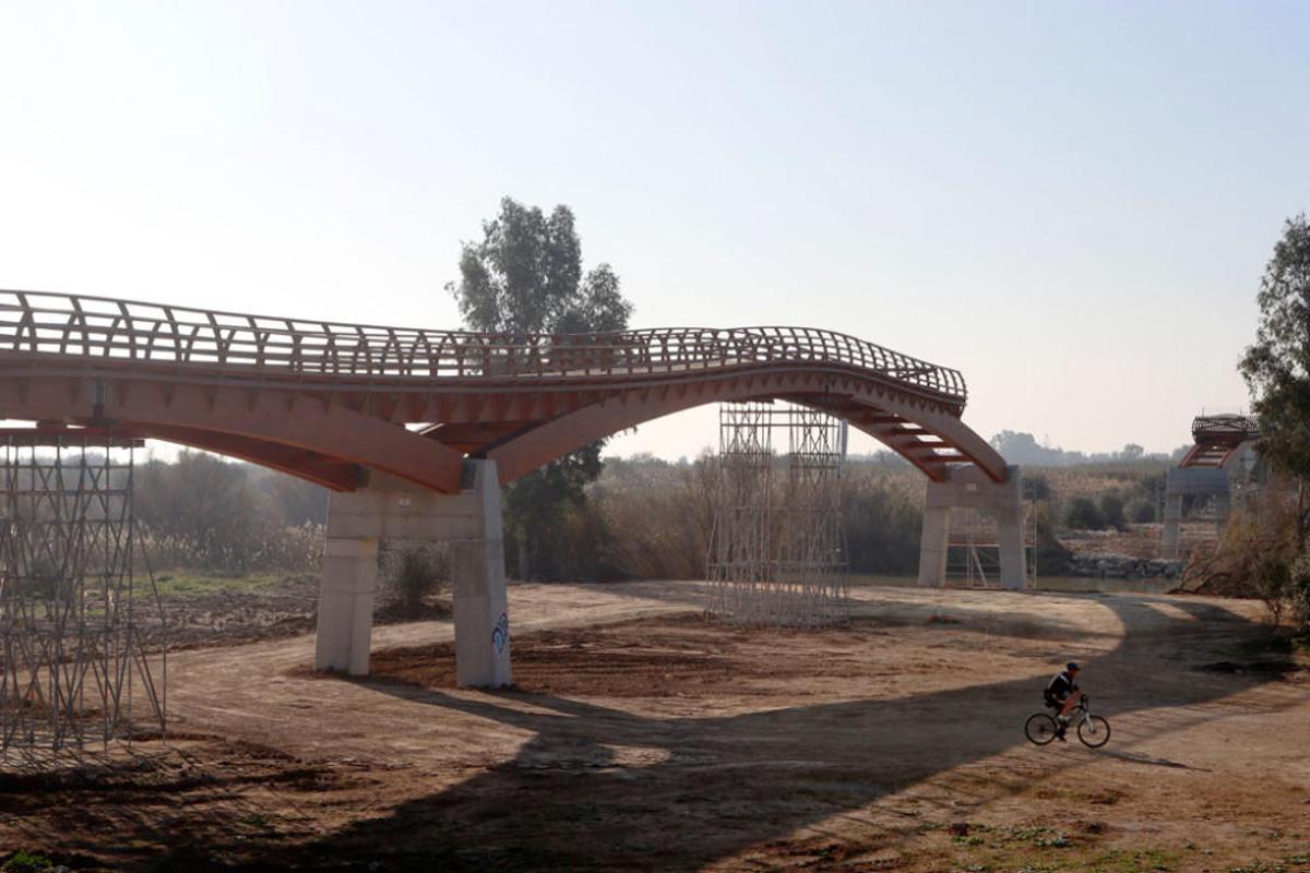 La instalación del último tramo del puente de madera sobre el río Guadalhorce comienza este martes 18 de febrero. La instalación del último tramo del puente de madera sobre el río Guadalhorce comienza este martes 18 de febrero.